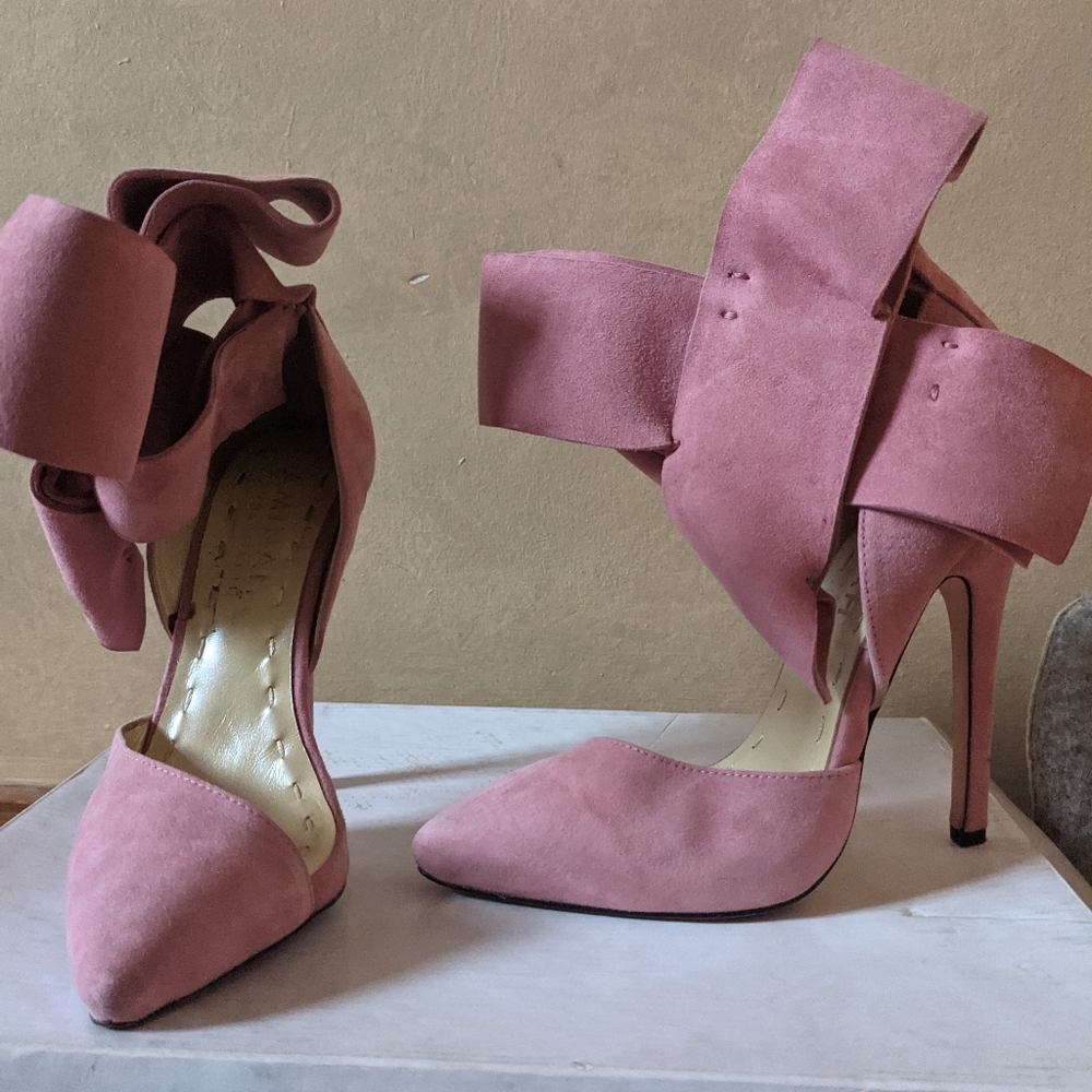Aminah Abdul Jill light Pink Suede Pumps